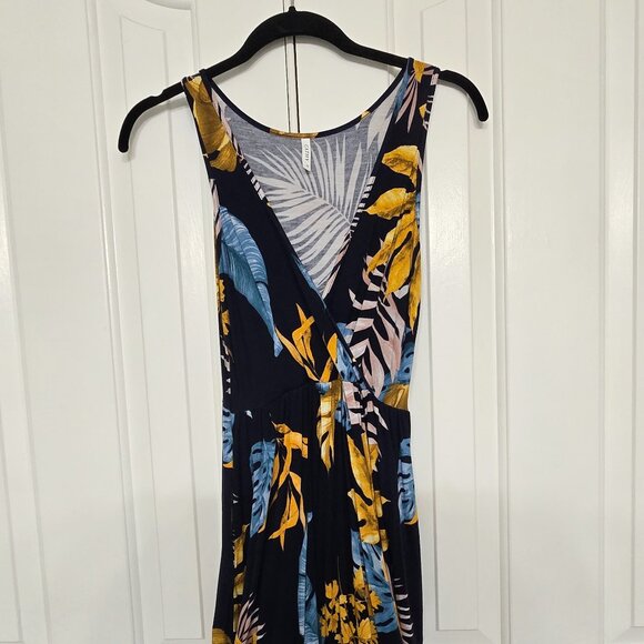 Barely worn sleeveless dress - Picture 1 of 9